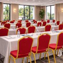 Stolička so zlatým rámom a červeným poťahom, HALLSEAT MX SMOOTH GD/RD, ilustračná foto