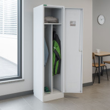 LOCKER H 1 BW s doplnenými nožičkami a šikmou strieškou